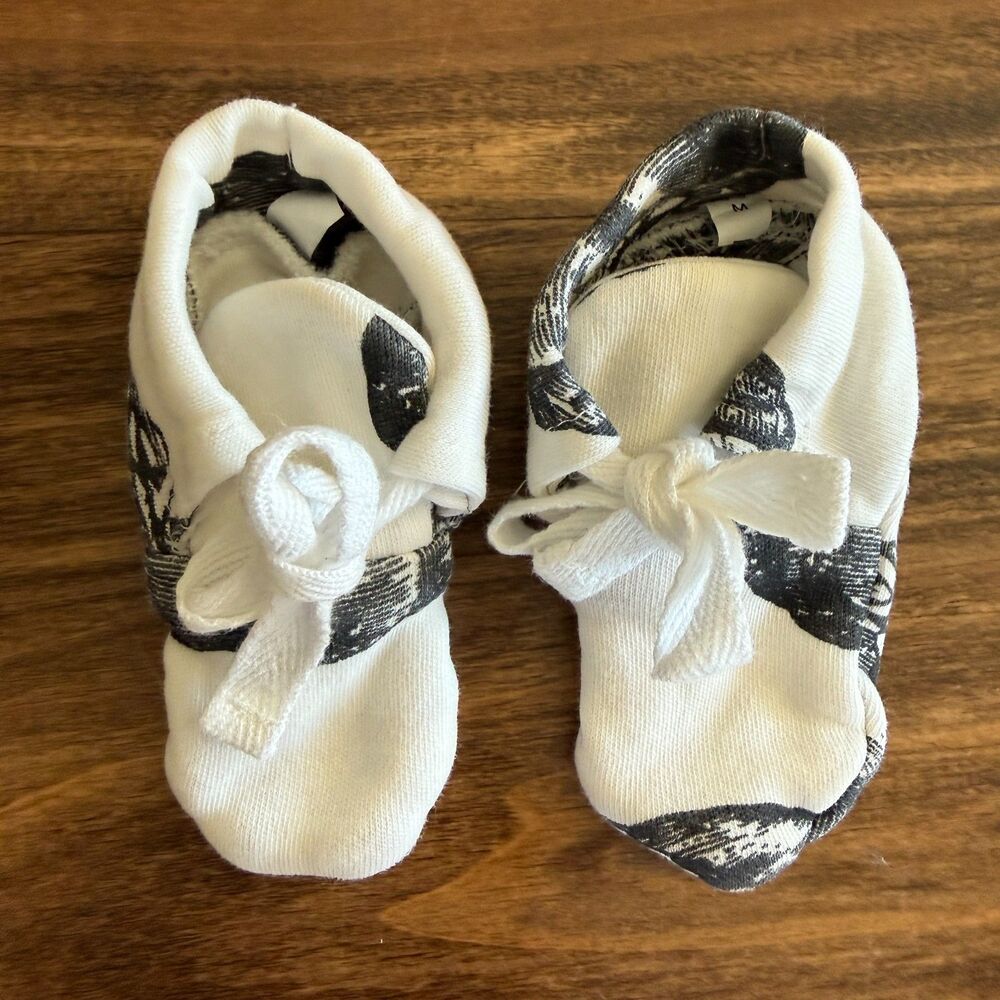 Kate Quinn White & Black Pumpkin Print Booites Infant 0-3 Months